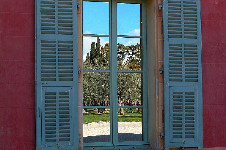 Photo taken in Nice, France. Copyright 2004 Olivier Duque